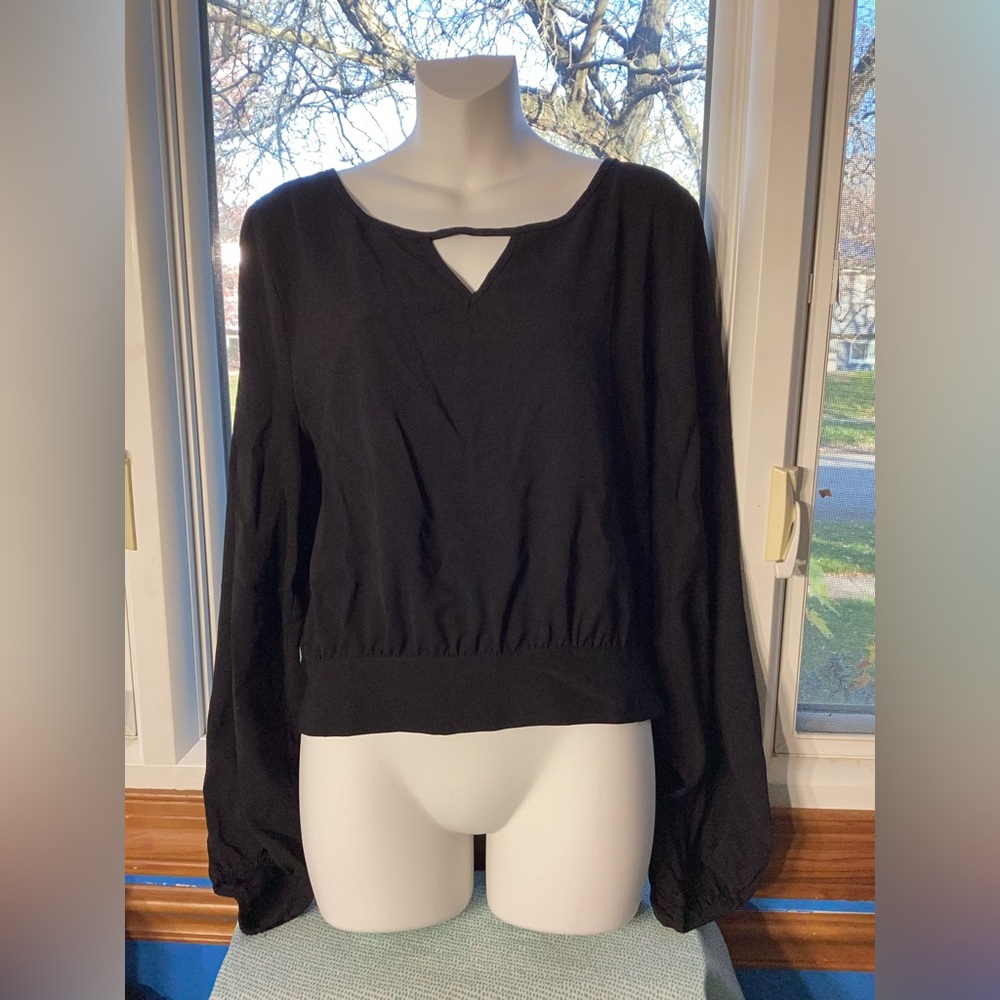 ee:some Cropped Black Long Sleeve Top with Back Bow Tie Size Medium